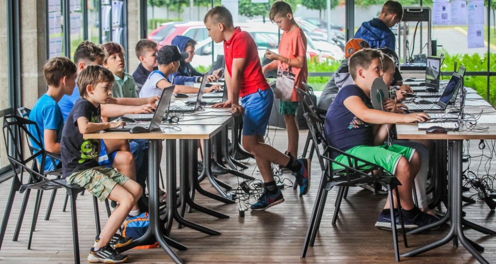 Happy people Teikums